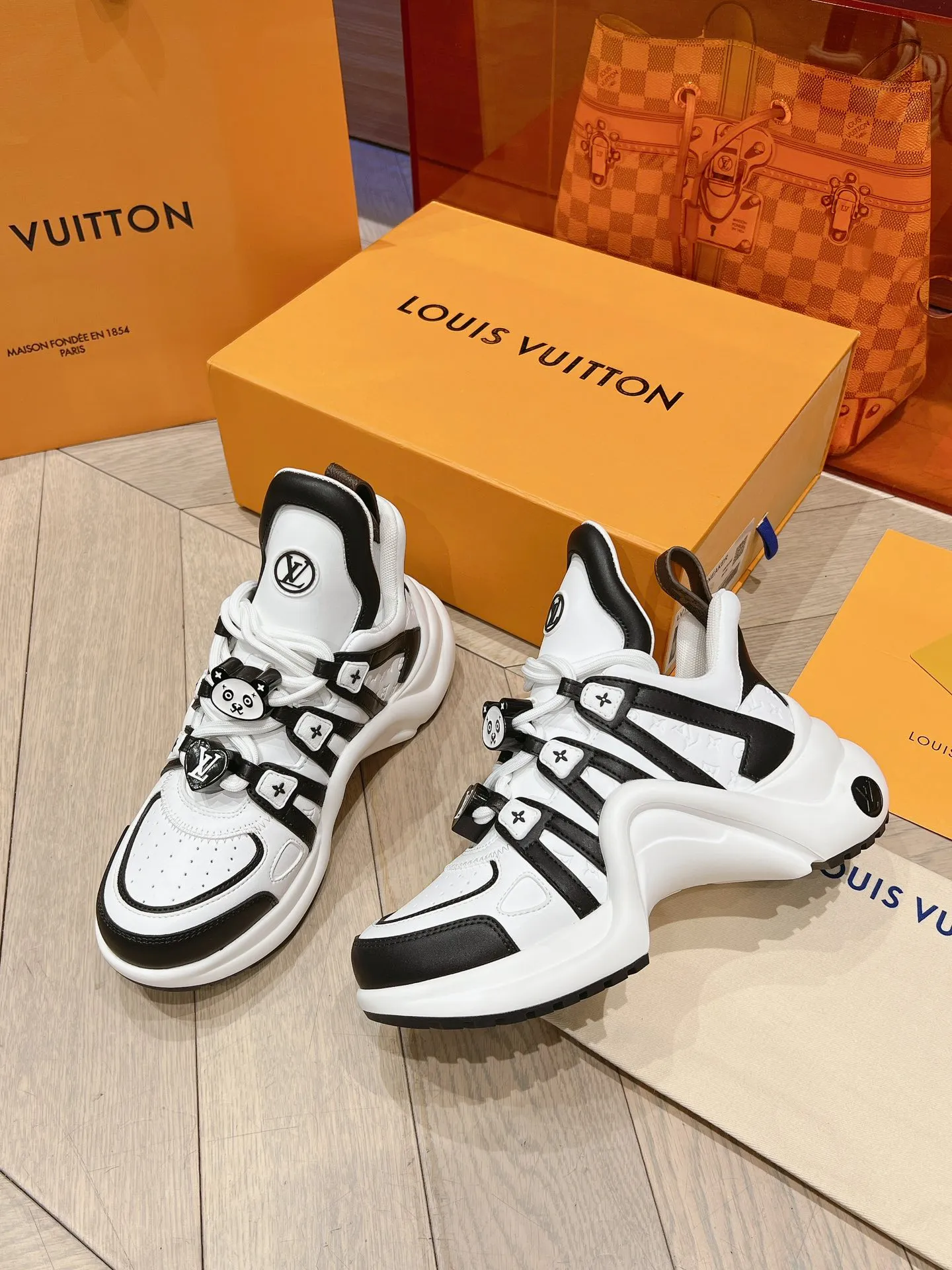 👟👟Ex-factory price 720👟👟 LV 2024 new model, Chinese Valentine's Day limited edition, fresh and refined colors, each color is equipped with different buckles, each with its own unique charm.  Cowhide color-blocked ventilated arch bridge dad shoes. Wear them for travel and dates, and you will be the center of attention.  Code number: 35-40 (41 customized)
